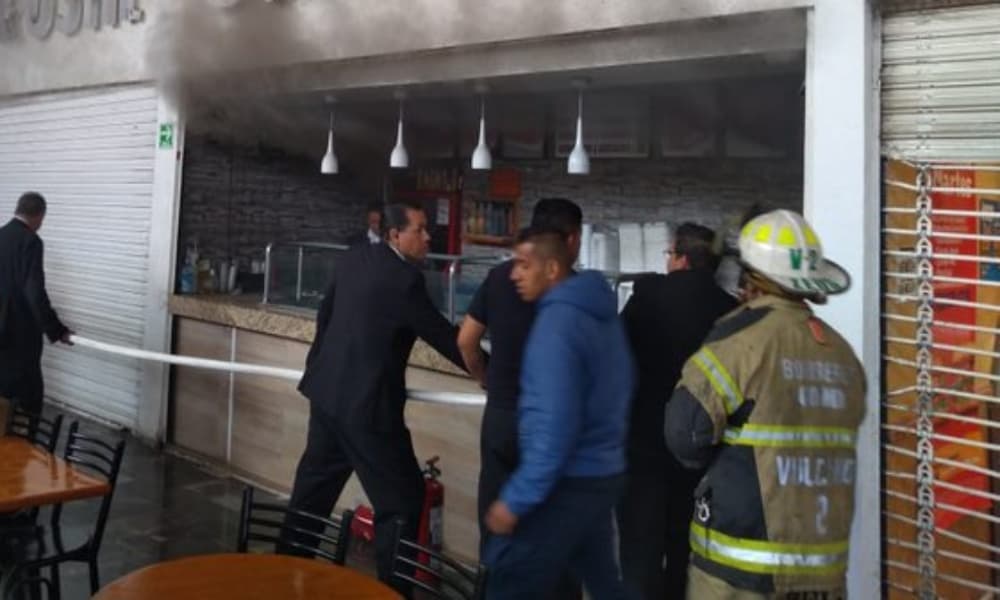 Sofocan incendio en Plaza Tepeyac; no hay personas heridas