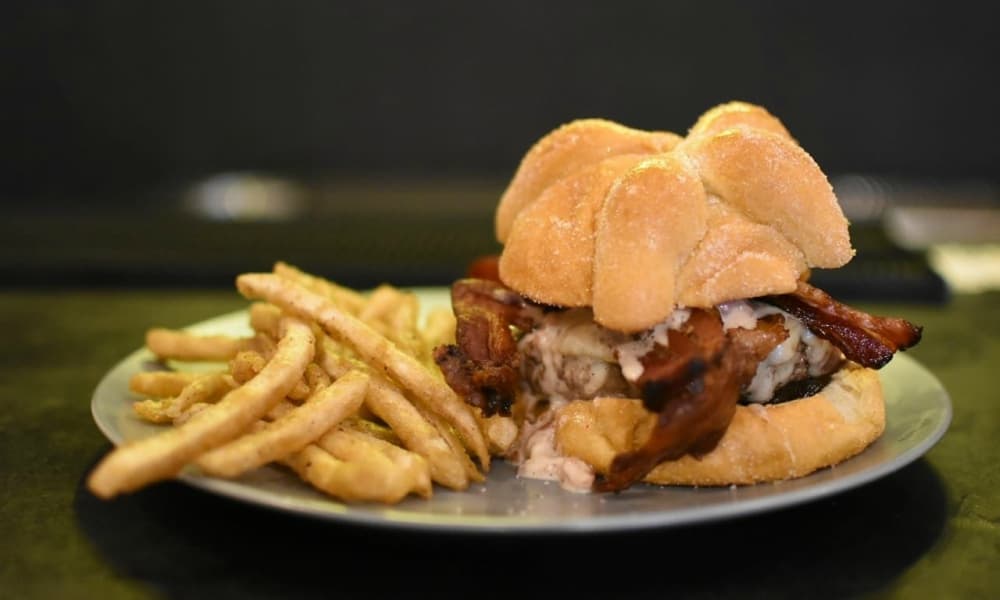 HAMBURGUESA DE PAN DE MUERTO