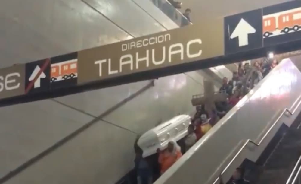 Dia de Muertos en el Metro