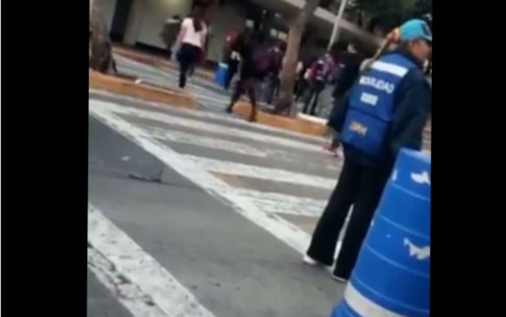 ¿Quién dijo que los elementos de seguridad de la UNAM no disfrutan de su trabajo? Esta trabajadora se encarga de alegrarle el día a los estudiantes.