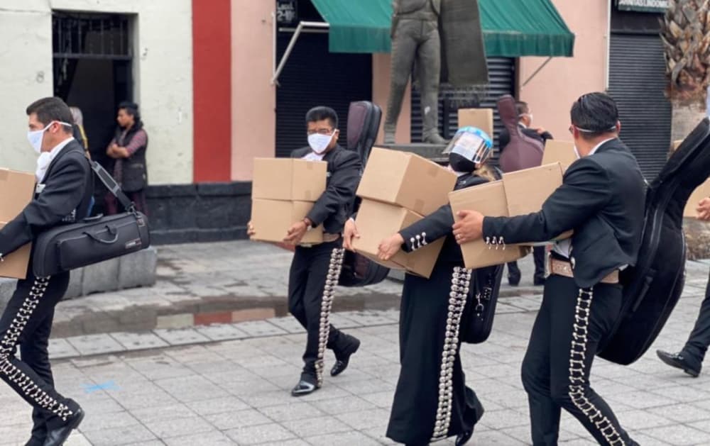 MARIACHIS RECIBEN DESPENSAS DE CIUDADANOS