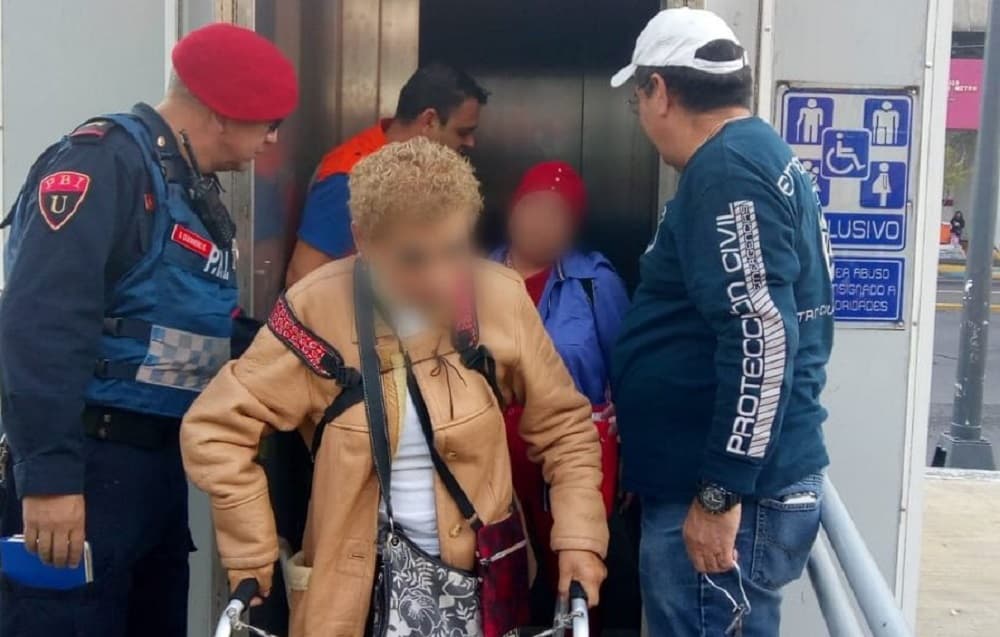 Rescatan a dos mujeres atrapadas en elevador del Metro