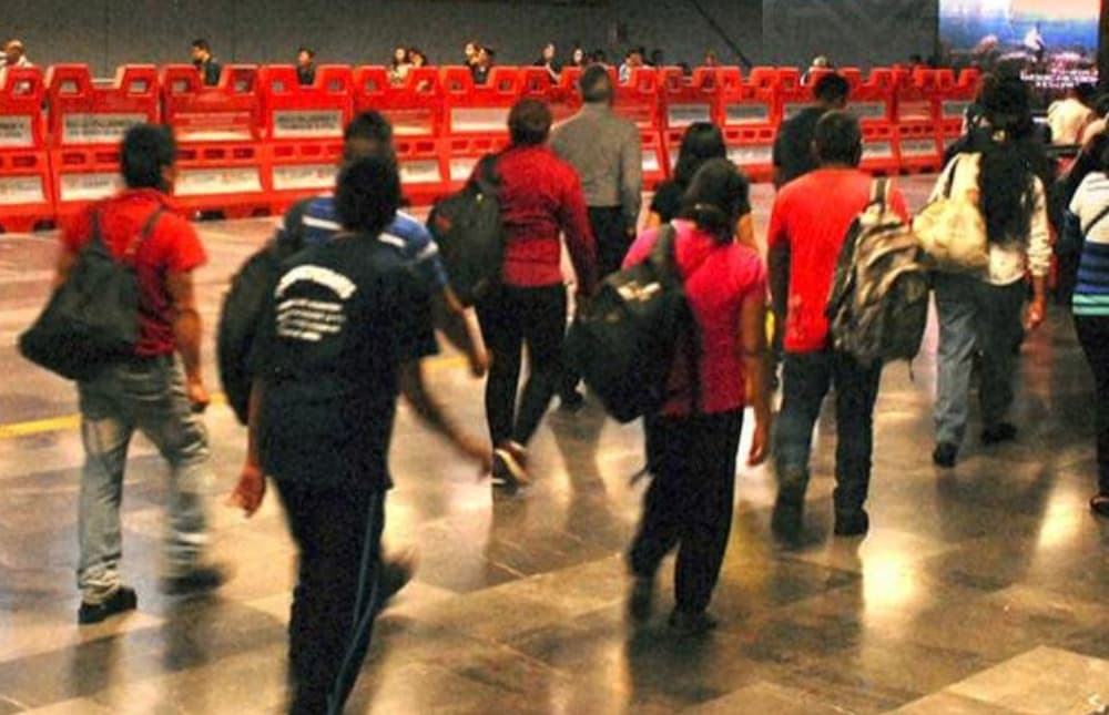 Instalan valla en Metro Mixcoac para dosificar flujo de pasajeros