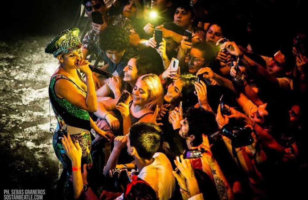 Bomba Estreo pospone concierto