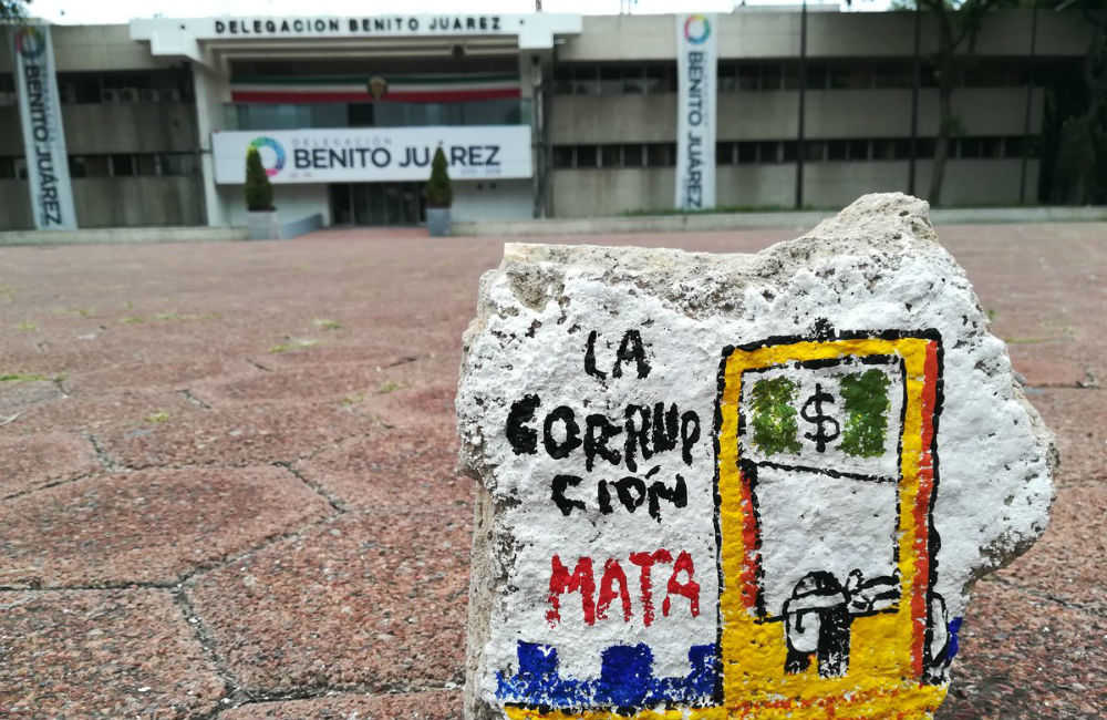 Moneros protestan en escombro