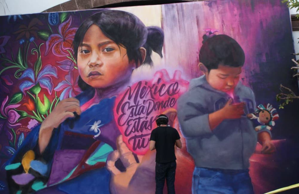 Alexander James Tadlock plasmó mural en Los Ángeles para fomentar el voto de los migrantes durante las elecciones de 2018.