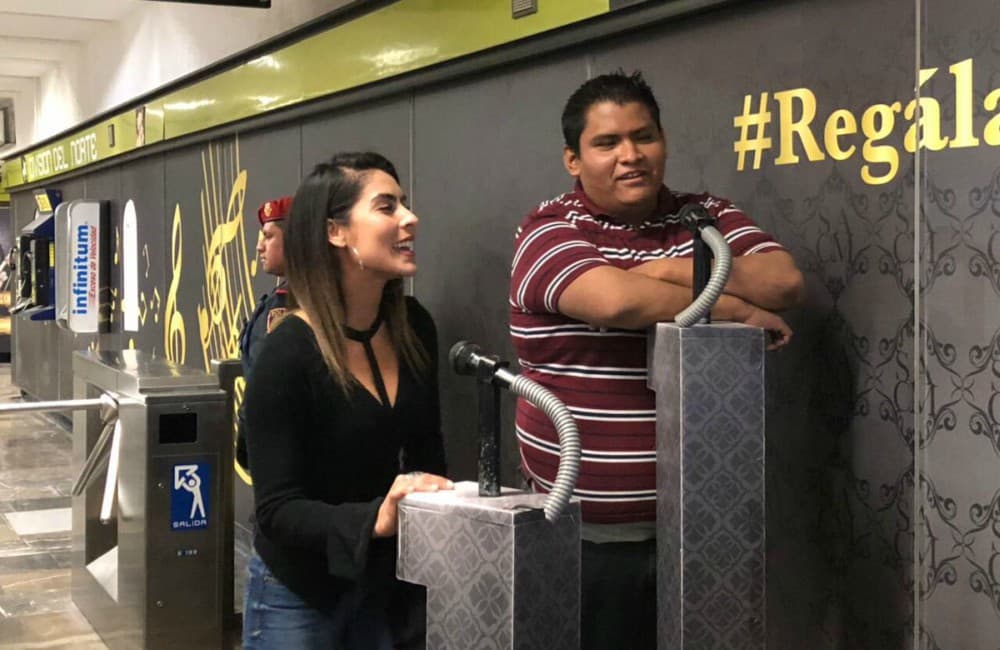 Aprovechando que hay un karaoke en la estación División del Norte la cantante María León se echó un palomazo en el Metro de la CDMX.