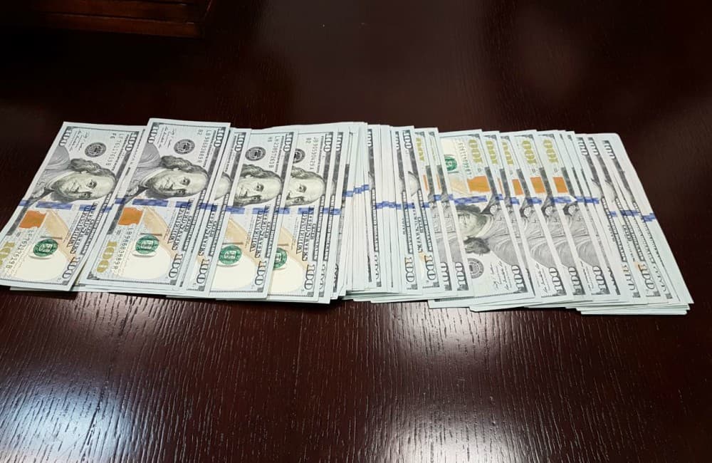 Ciudadano encuentra 5 mil dólares y lo entrega a la policía.