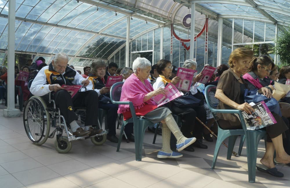 El Jefe de Gobierno de la Ciudad de México, Miguel Ángel Mancera, anunció que a partir de febrero la pensión para adultos mayores aumentará 77 pesos.