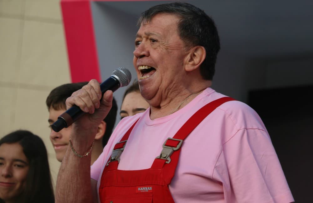 Este miércoles 28 de marzo surgieron rumores que señalaban que la salud de Chabelo estaba empeorando, sin embargo, parece que es una falsa alarma.