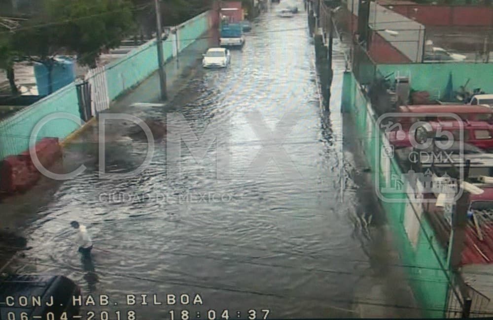 La lluvia no le ha dado descanso a la Ciudad de México. Este viernes se registró una granizada en la México-Cuernavaca y dos inundaciones en Iztapalapa.