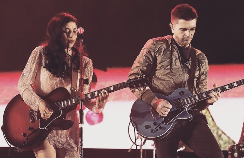 Mon Laferte rinde tributo al Buki