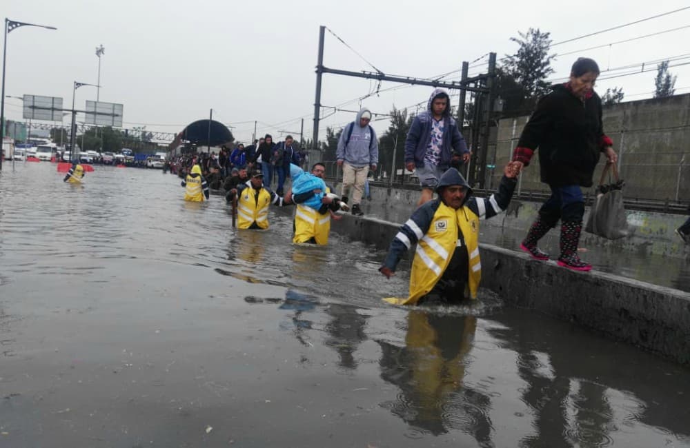 Lluvia deja inundaciones en Iztapalapa y otros puntos de la capital