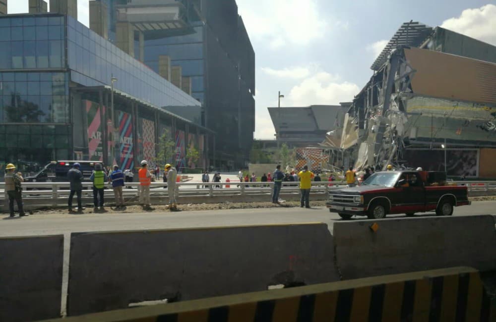 #Videos: ocurrió un derrumbe en Plaza Artz Pedregal en Periférico