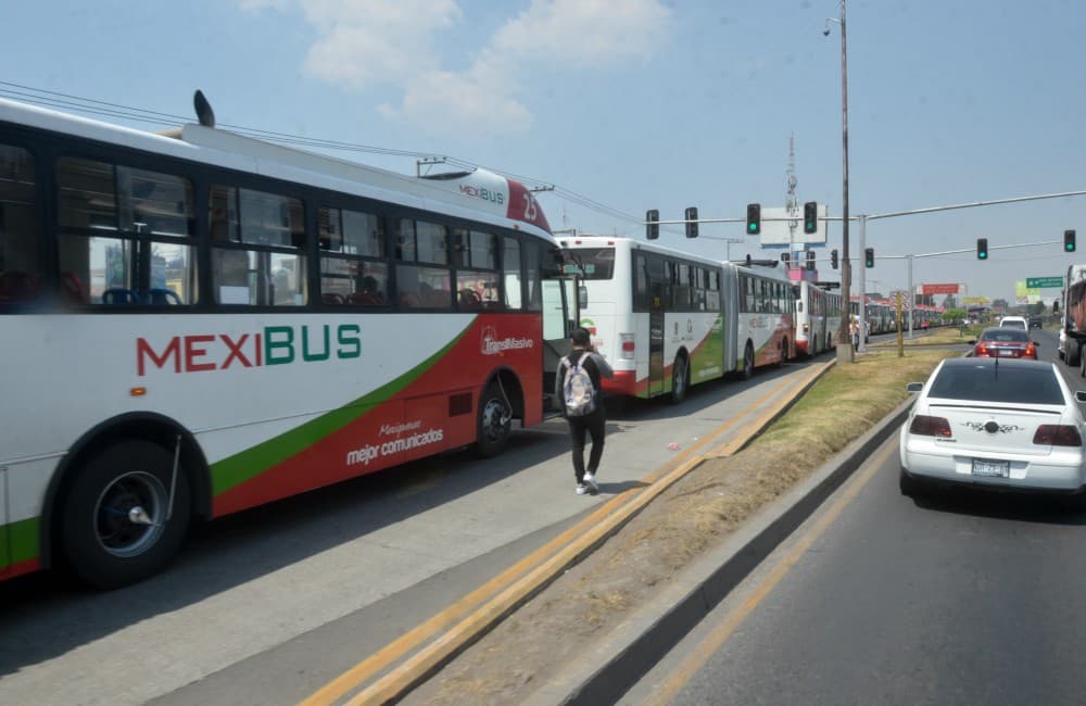 Pagarás una multa de hasta $3,224 por invadir el carril del Mexibús
