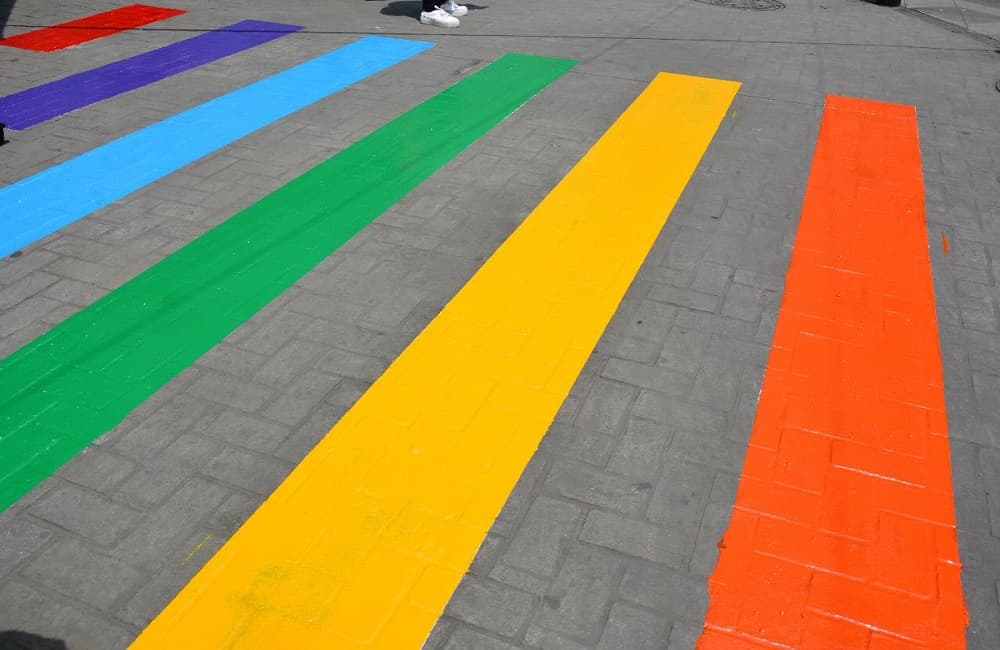 Paso peatonal en la CDMX presume colores de bandera LGBTTTI