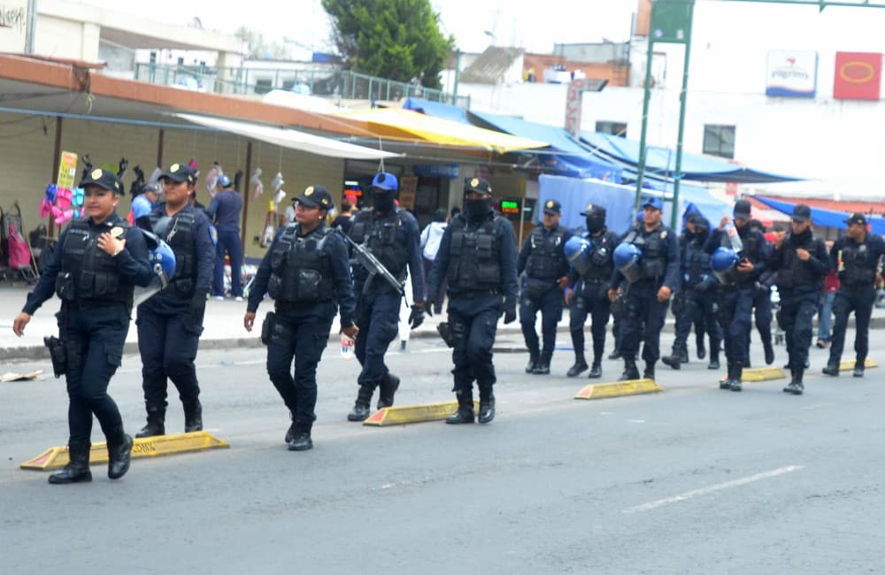 Presentan ante el MP a policías detenidos por robo a automovilista