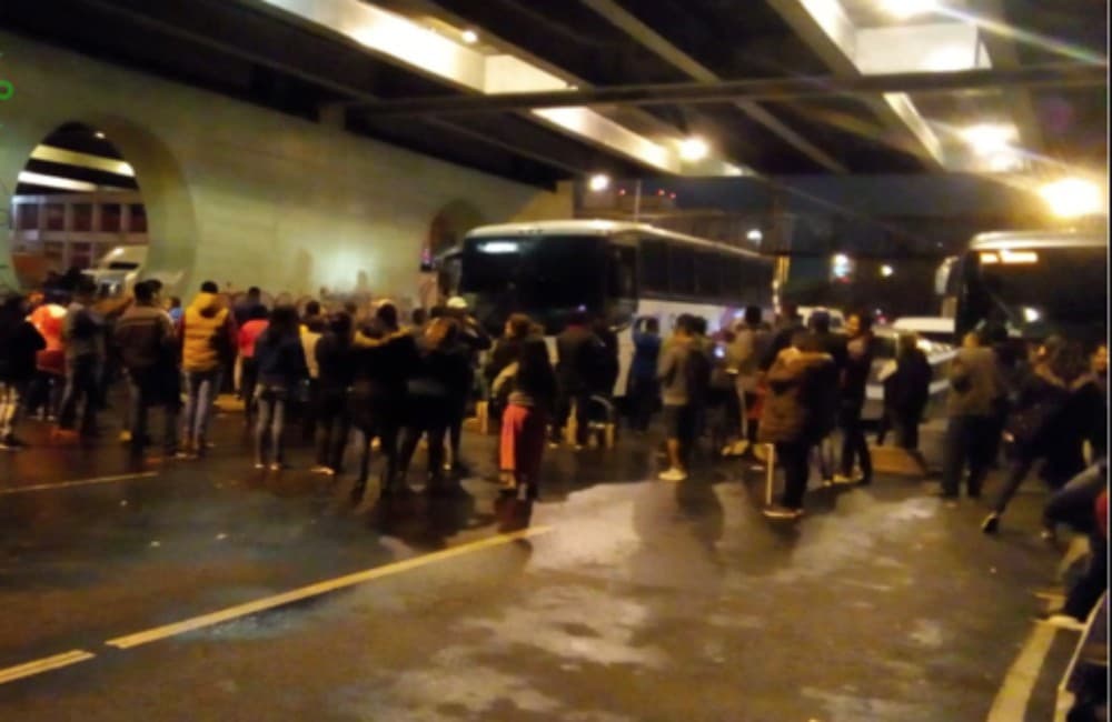 ¡Ni te acerques! Hay caos por bloqueo en Calzada Ignacio Zaragoza