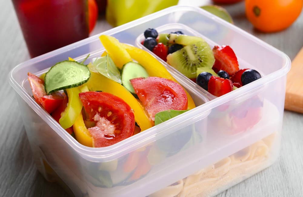 Le piden que se retire por comer en tupper en centro comercial