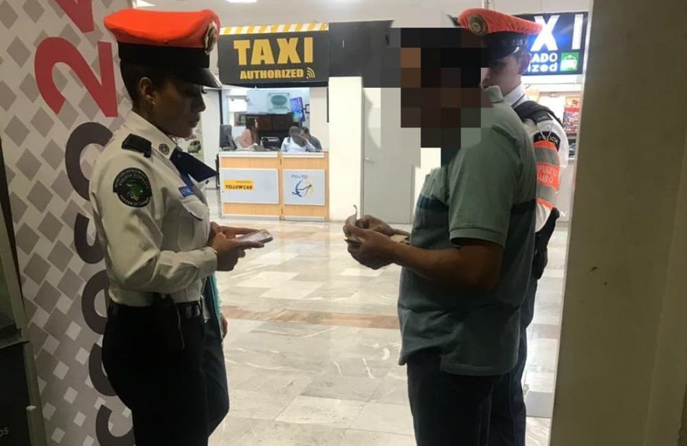 Recibe 25 mil pesos en el aeropuerto por error y los regresa a su dueño