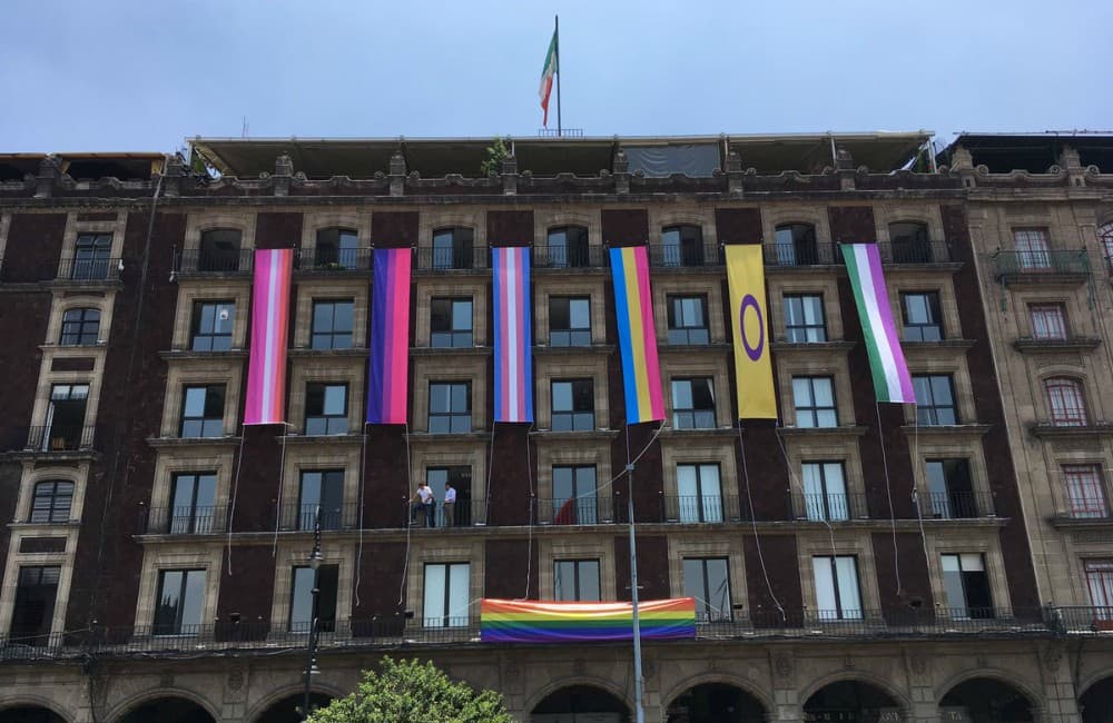Instalan banderas lgbttti en el Zócalo