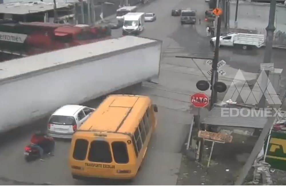 Choque de tráiler y ferrocarril en Ecatepec deja lesionados