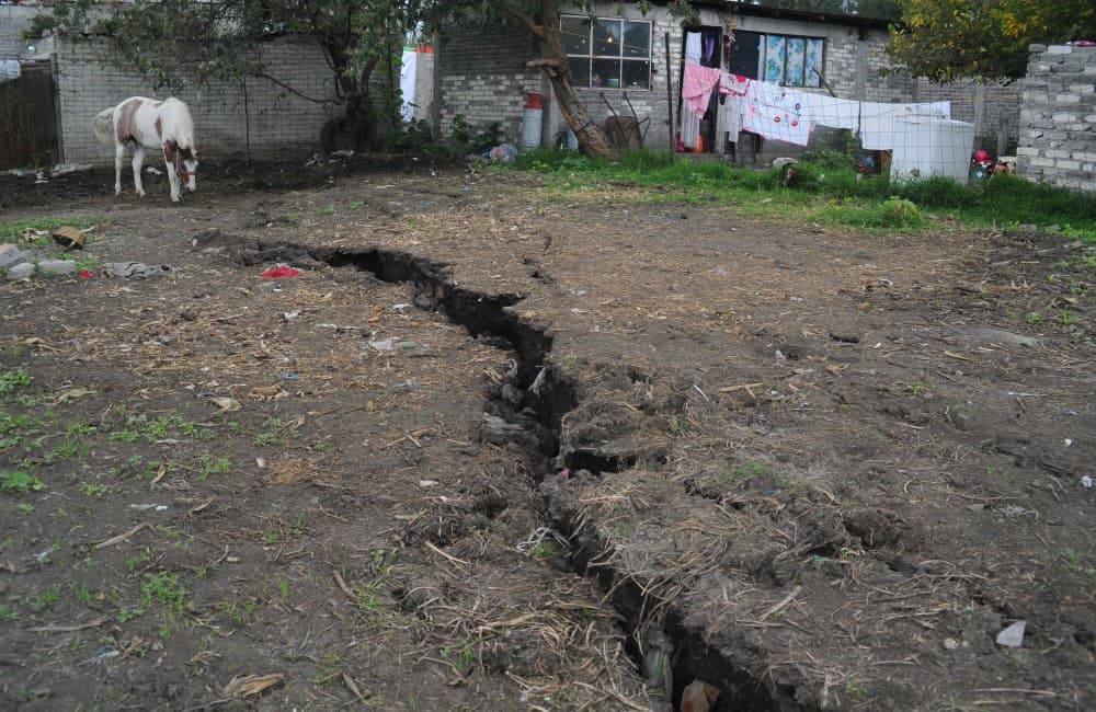 Por grietas, planean reubicación de casas en CDMX
