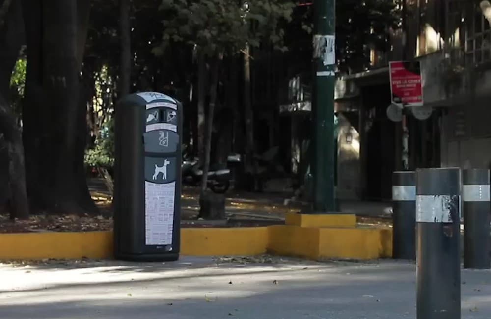 Guau: ponen botes para popó de perro en Parque México