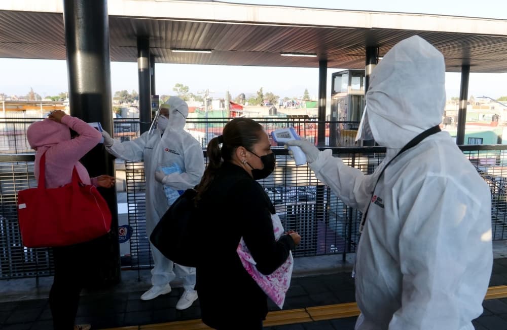 dosifican usuarios en el metrobús