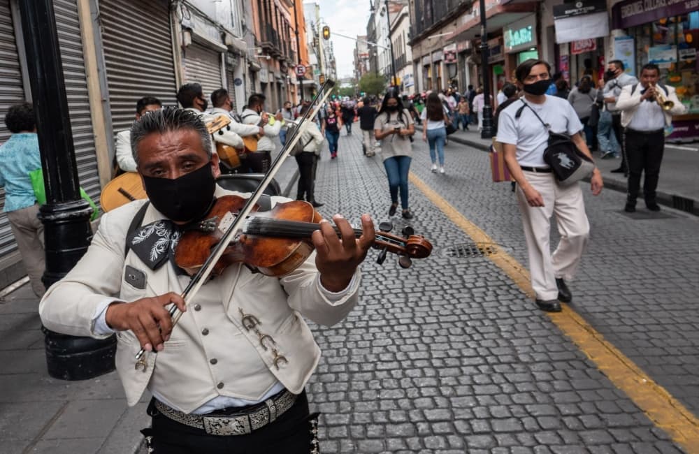mariachis tocan en las calles
