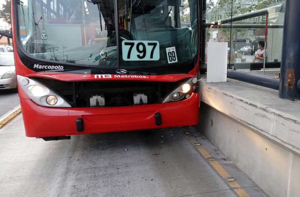 Metrobús choca en San Juan de Aragón