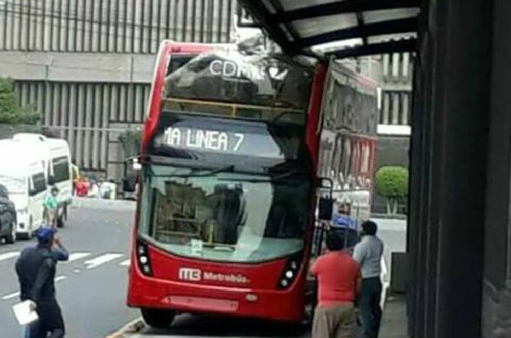 reparación del metrobús de dos pisos