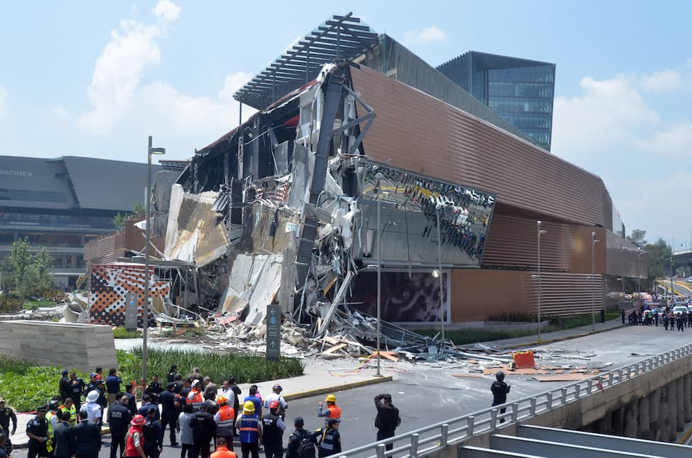 hombre de playera roja en Artz Pedregal