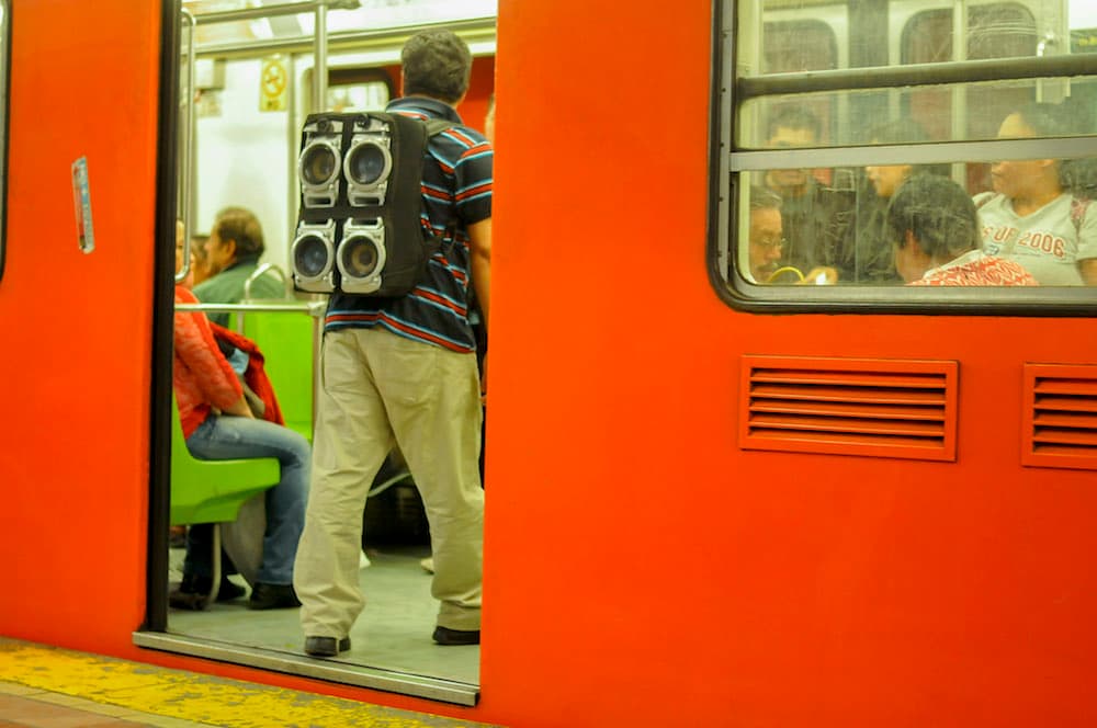 vagonero golpea a policías