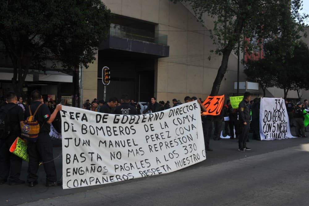 ¡Aguas! Bomberos mantienen bloqueo en Avenida Insurgentes