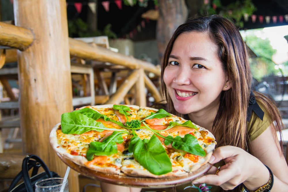 mujer-comiendo-pizza