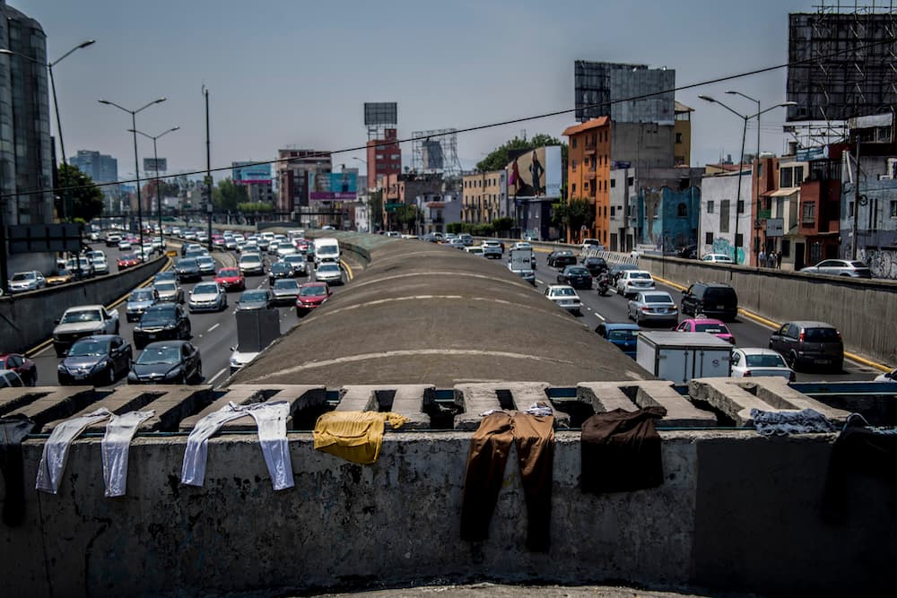 hombre vive en el drenaje de Viaducto