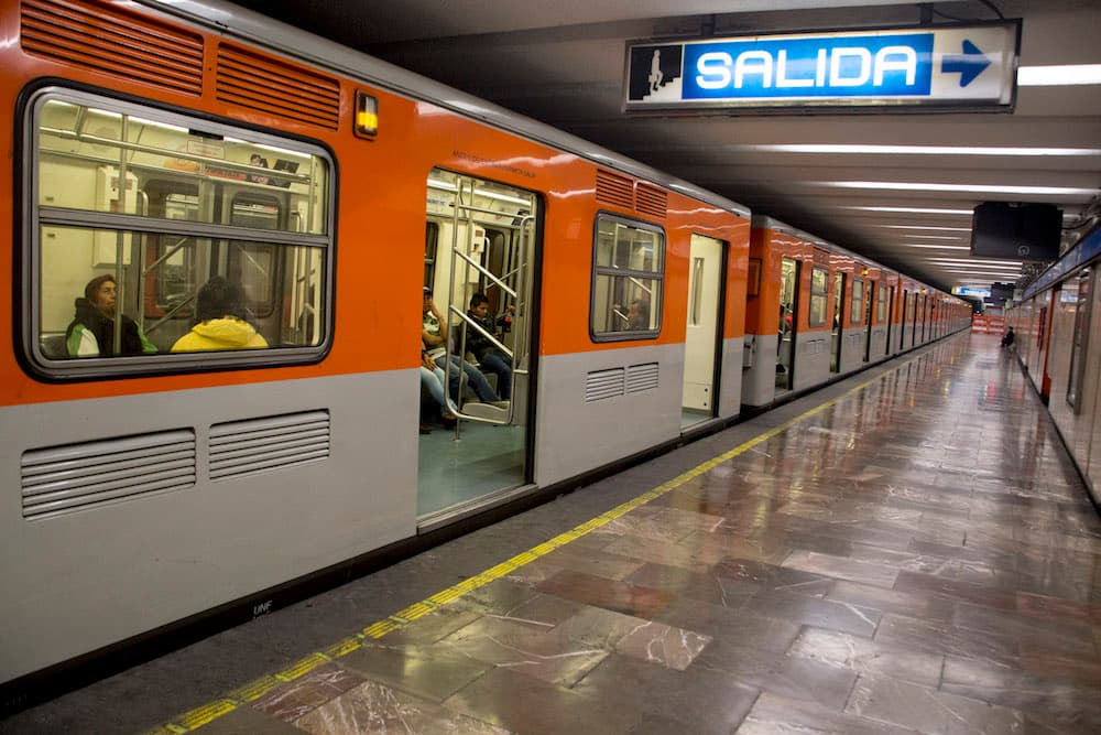 policías golpean a un hombre en el Metro
