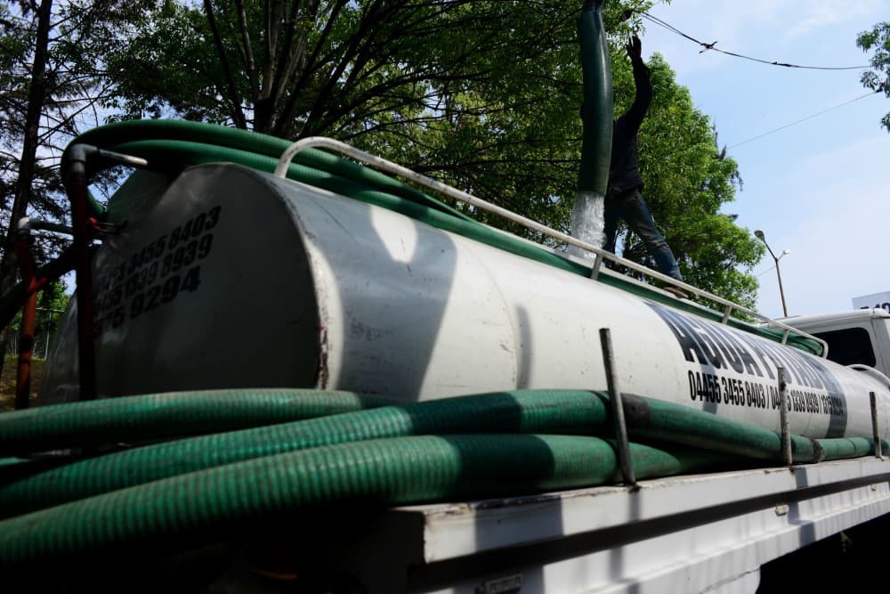 ¿Quieren cobrarte una pipa de agua en la CDMX? Así puedes denunciarlo