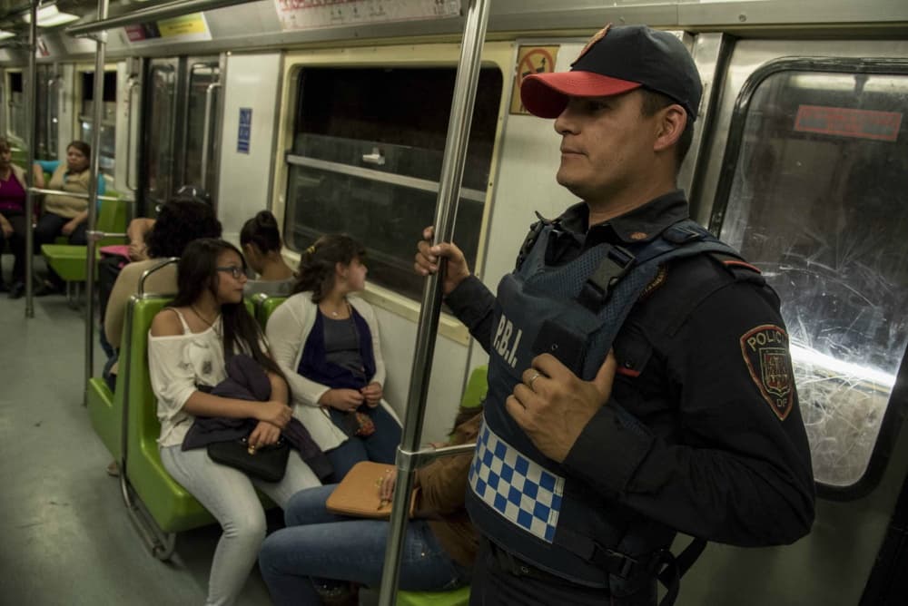 complicidad con policías del Metro
