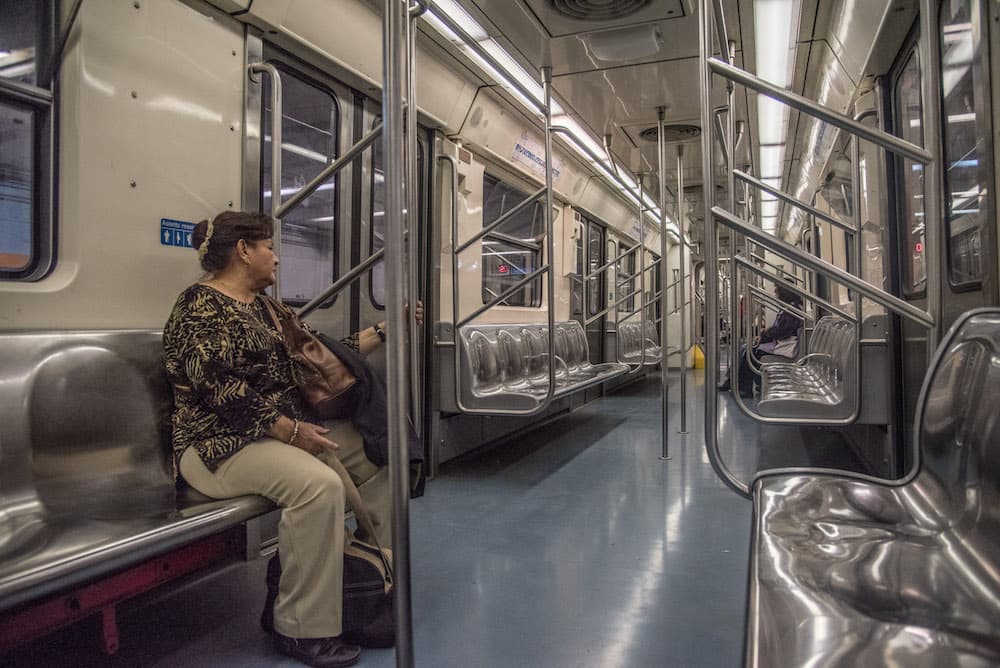 usuarios dormidos en el Metro