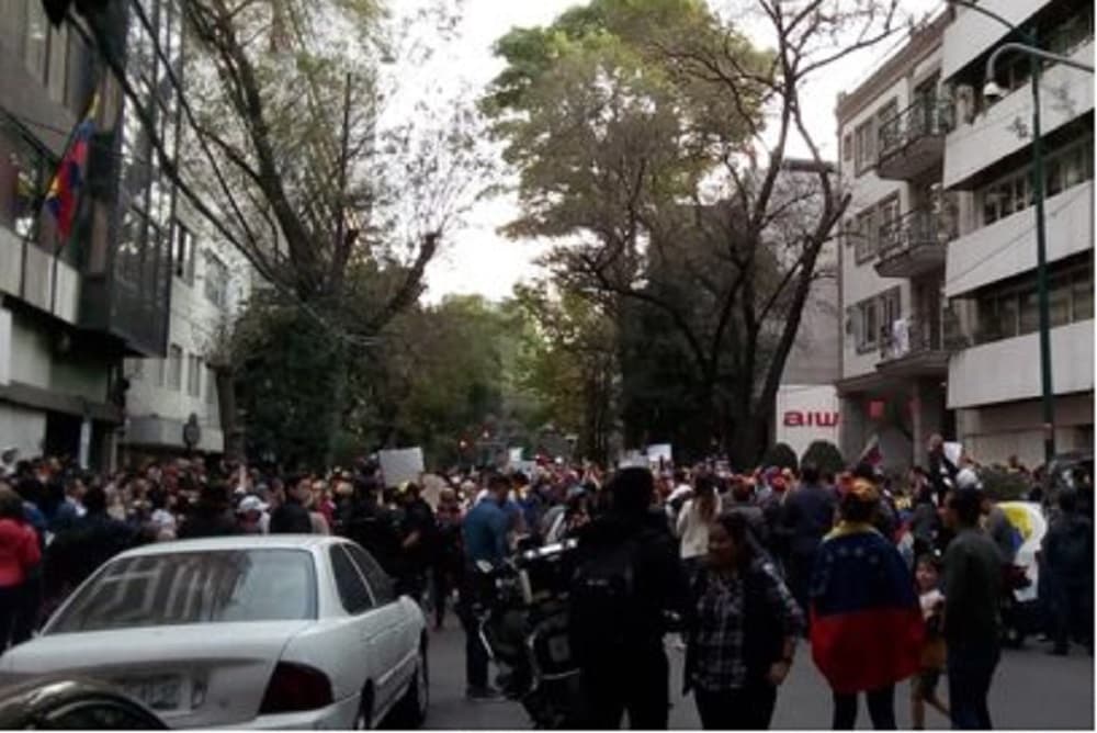 Se manifiestan en la embajada de Venezuela en CDMX