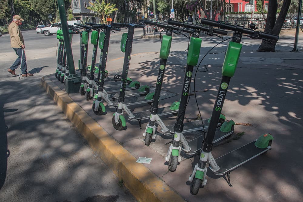 vecinos de la Condesa acuerdan inmovilizar scooters