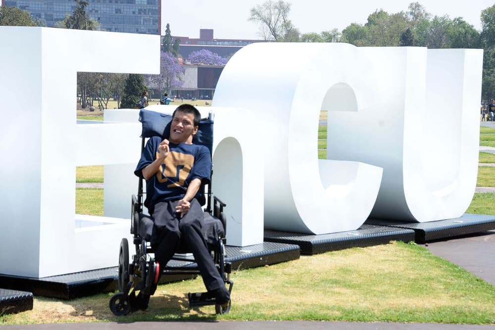 profesor con parálisis cerebral de la UNAM