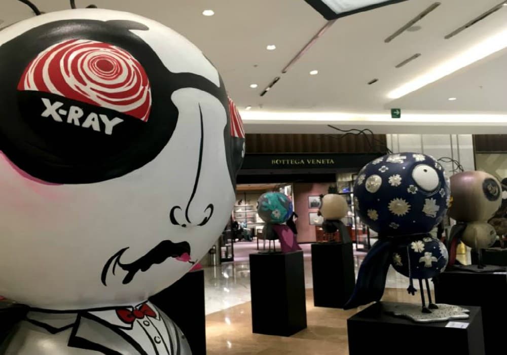 La exposición de Tim Burton en la CDMX no viene sola. En Polanco se exhibirán alrededor de 20 figuras de Stain boy, uno de los personajes de Burton.