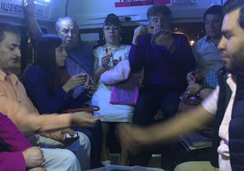 Mucho tráfico y cero aburrimiento; pasajeros juegan Uno en la combi