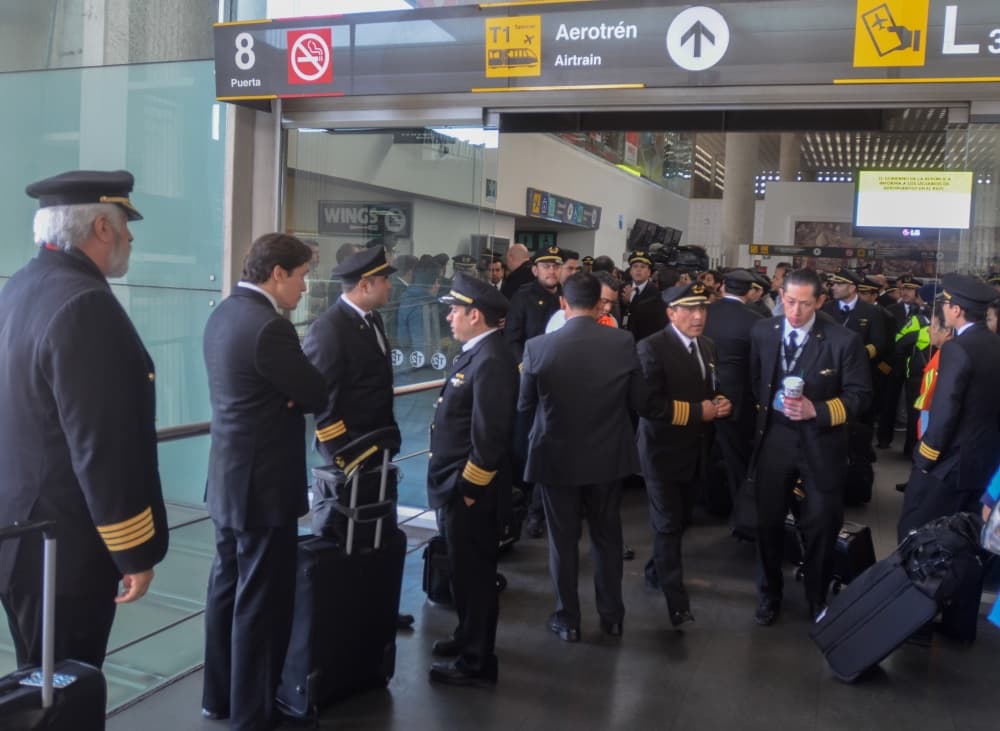 pilotos y sobrecargos de Aeroméxico