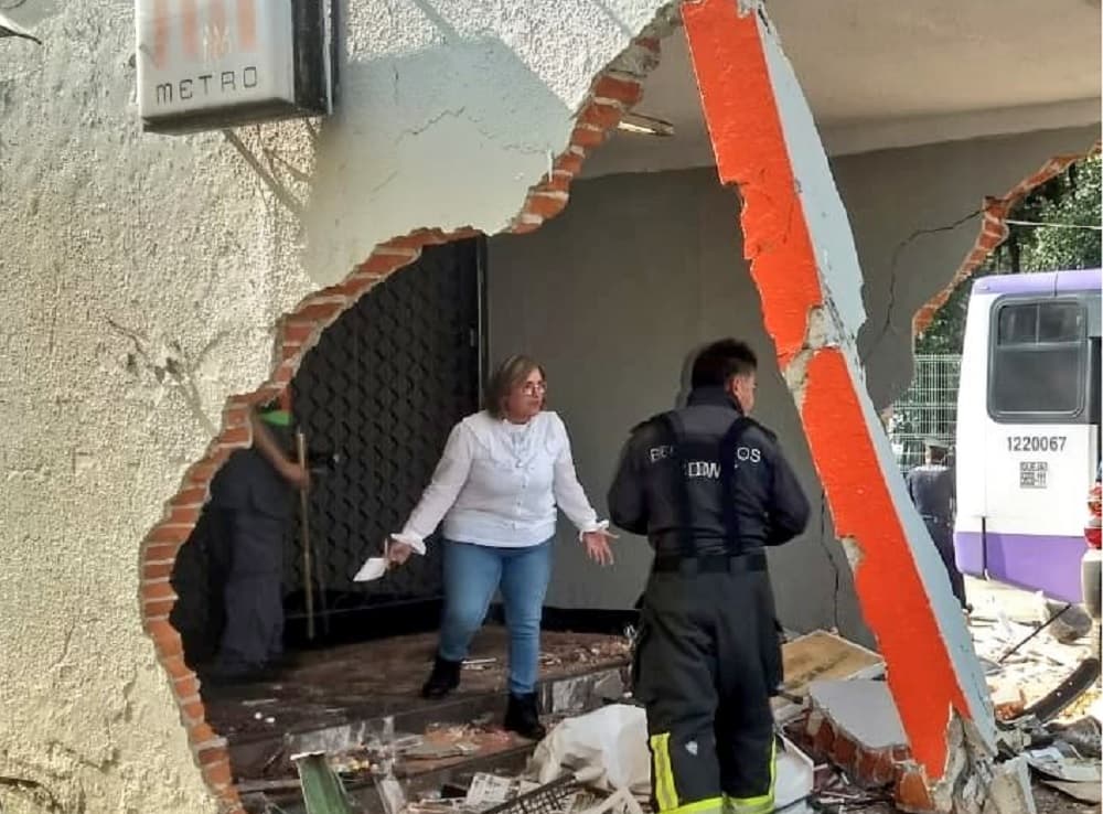 choque en entrada del Metro Potrero