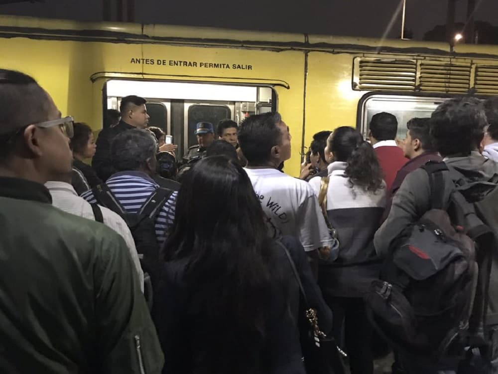 hombre vestido de mujer mordió a un policía del Metro