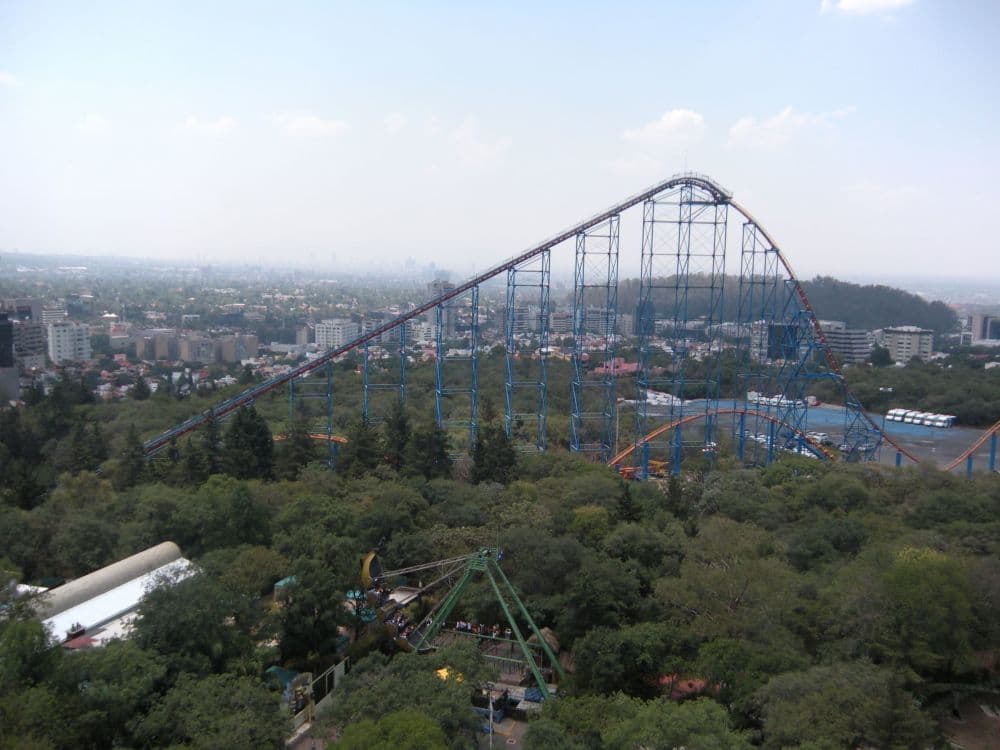 six flags cierra por coronavirus